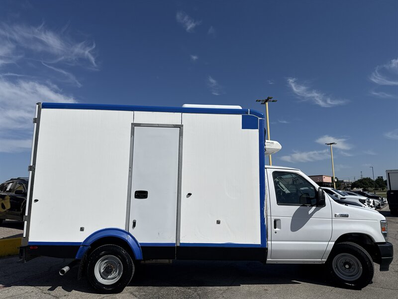 2023 Ford E-350 SD - Photo 4 - Arlington, TX 76011