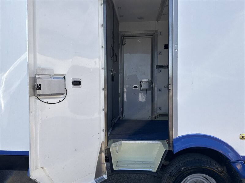 2023 Ford E-350 SD - Photo 15 - Arlington, TX 76011