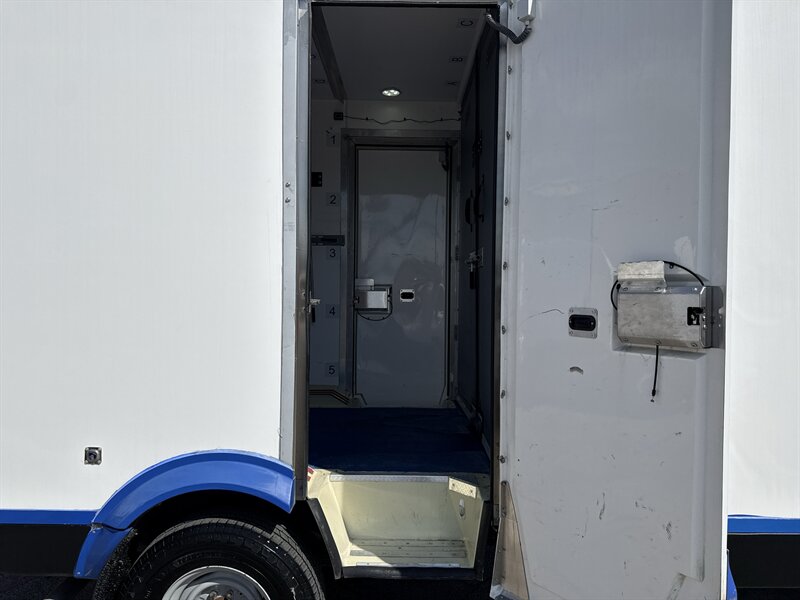 2023 Ford E-350 SD - Photo 19 - Arlington, TX 76011