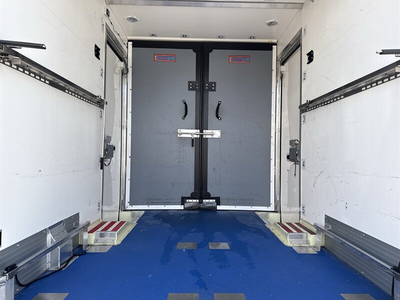 2023 Ford E-350 SD - Photo 7 - Arlington, TX 76011