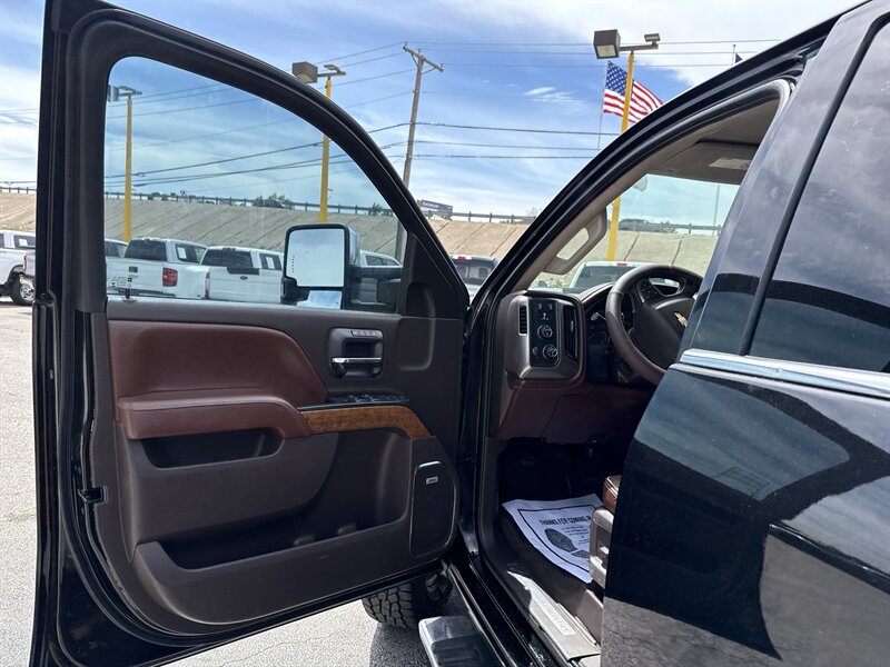 2017 Chevrolet Silverado 3500 High Country - Photo 12 - Arlington, TX 76011