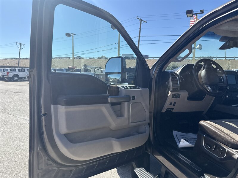 2018 Ford F-450 Super Duty Limited   - Photo 13 - Arlington, TX 76011