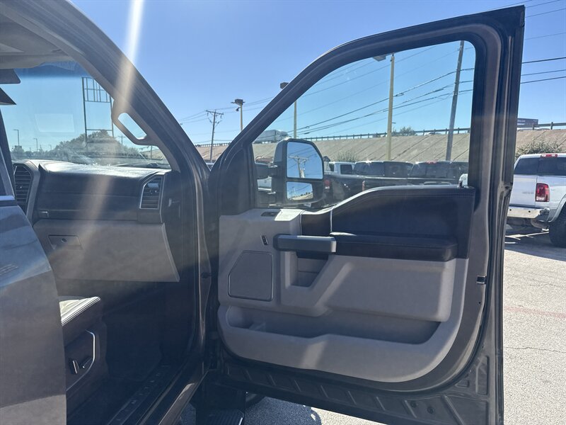 2018 Ford F-450 Super Duty Limited   - Photo 17 - Arlington, TX 76011