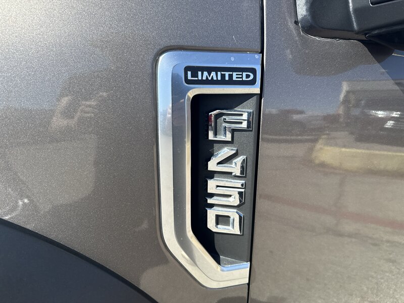 2018 Ford F-450 Super Duty Limited   - Photo 11 - Arlington, TX 76011