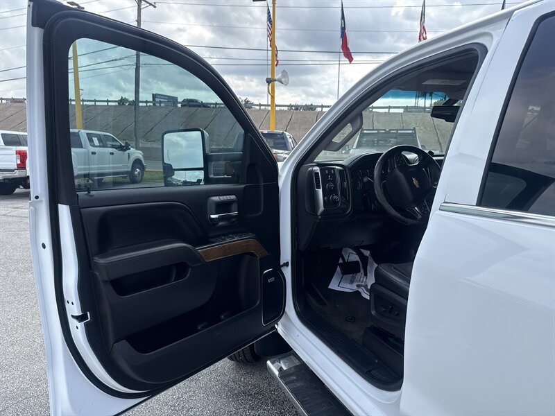 2016 Chevrolet Silverado 3500HD LTZ - Photo 13 - Arlington, TX 76011