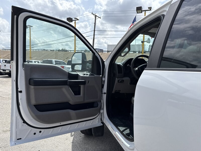 2017 Ford F-550 XL - Photo 12 - Arlington, TX 76011