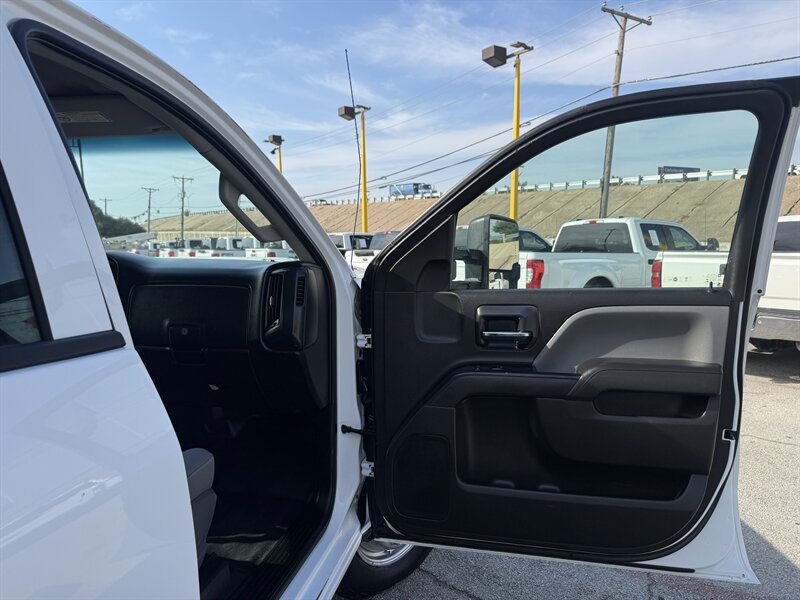 2017 Chevrolet Silverado 3500HD CC Work Truck - Photo 17 - Arlington, TX 76011