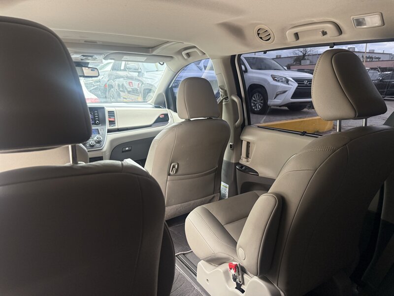 2020 Toyota Sienna XLE 7-Passenger - Photo 28 - Arlington, TX 76011