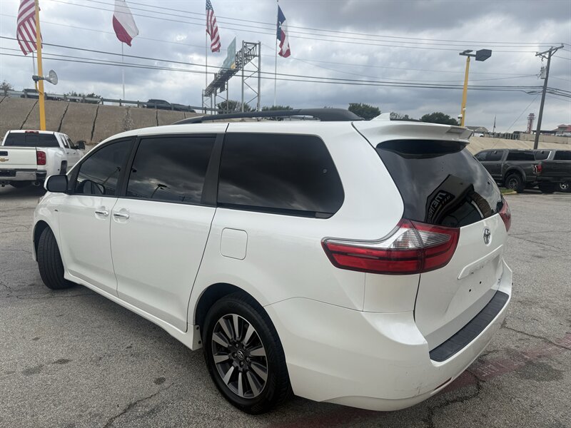 2020 Toyota Sienna XLE 7-Passenger - Photo 8 - Arlington, TX 76011