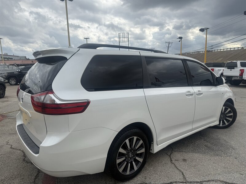 2020 Toyota Sienna XLE 7-Passenger - Photo 5 - Arlington, TX 76011