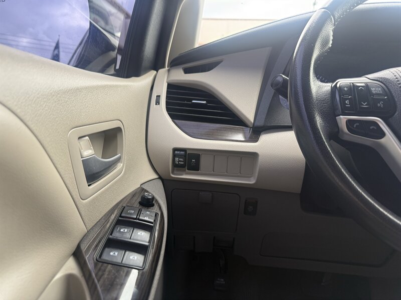 2020 Toyota Sienna XLE 7-Passenger - Photo 19 - Arlington, TX 76011