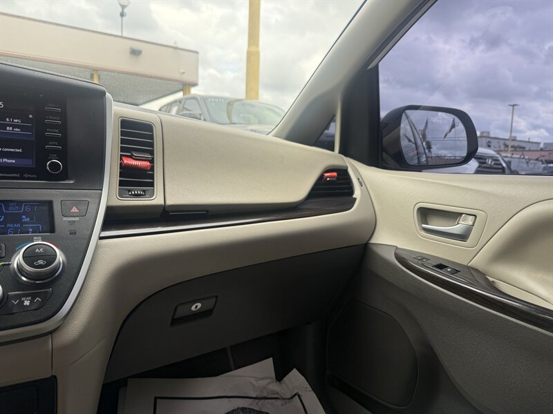 2020 Toyota Sienna XLE 7-Passenger - Photo 25 - Arlington, TX 76011