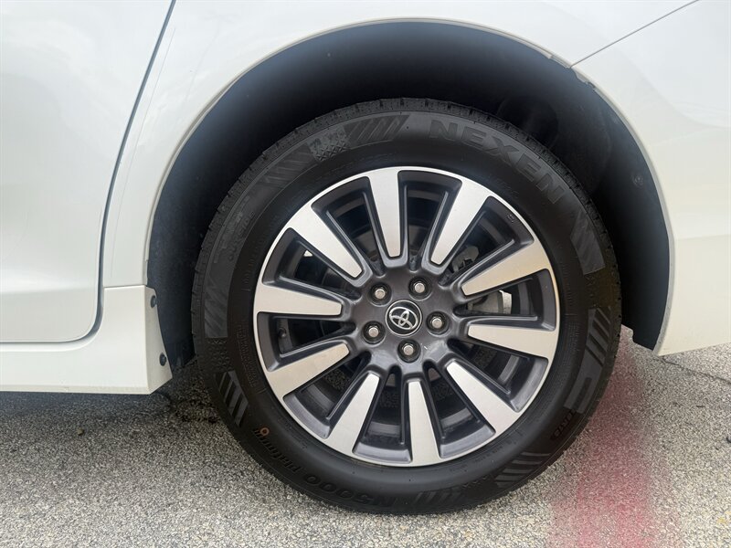 2020 Toyota Sienna XLE 7-Passenger - Photo 11 - Arlington, TX 76011