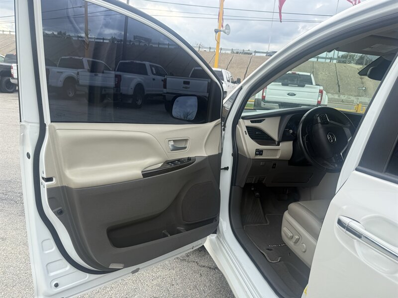 2020 Toyota Sienna XLE 7-Passenger - Photo 13 - Arlington, TX 76011
