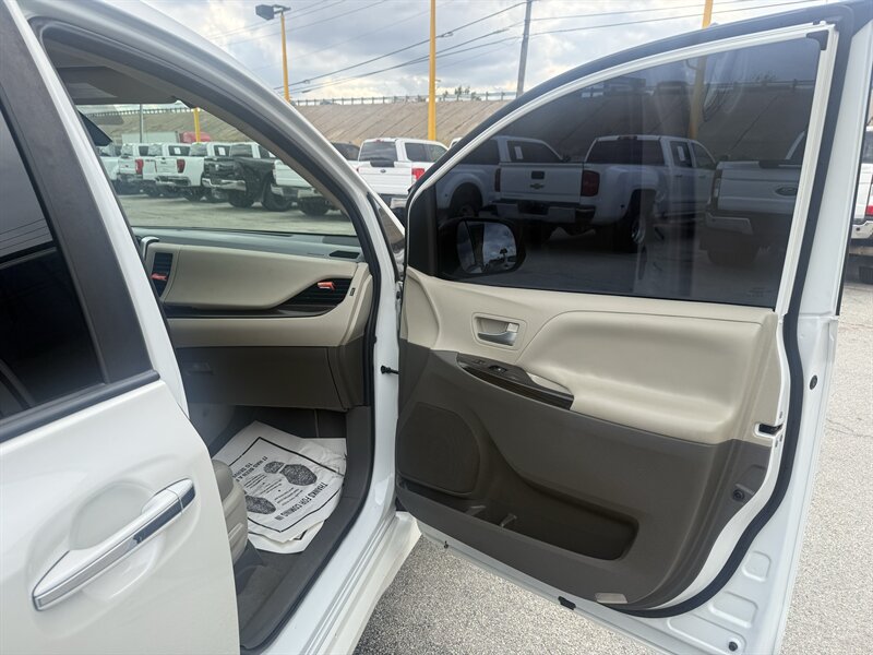 2020 Toyota Sienna XLE 7-Passenger - Photo 16 - Arlington, TX 76011