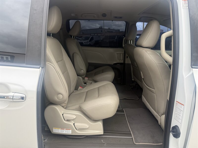2020 Toyota Sienna XLE 7-Passenger - Photo 18 - Arlington, TX 76011