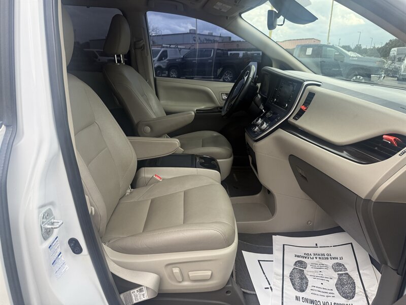 2020 Toyota Sienna XLE 7-Passenger - Photo 17 - Arlington, TX 76011
