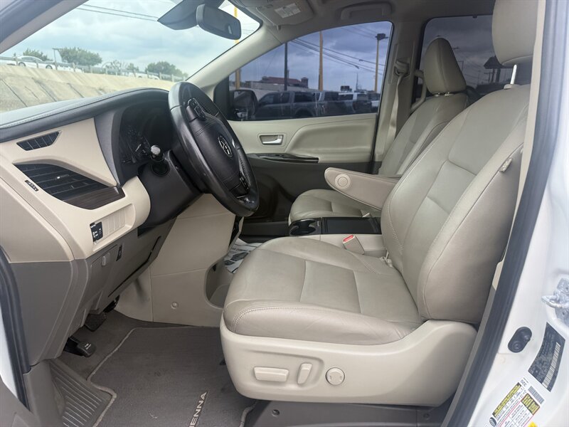 2020 Toyota Sienna XLE 7-Passenger - Photo 14 - Arlington, TX 76011