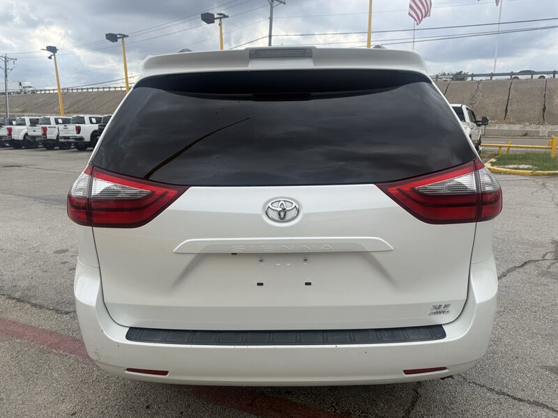2020 Toyota Sienna XLE 7-Passenger - Photo 6 - Arlington, TX 76011