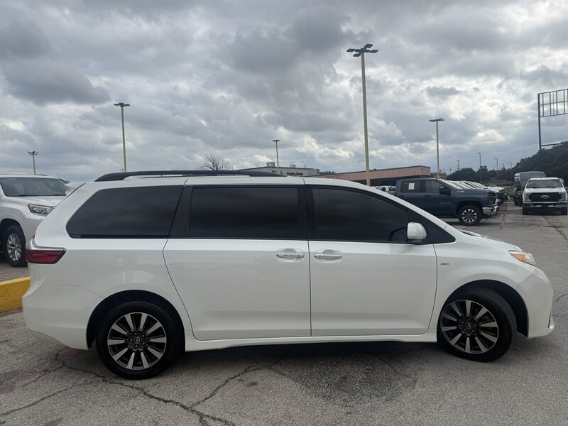 2020 Toyota Sienna XLE 7-Passenger - Photo 4 - Arlington, TX 76011