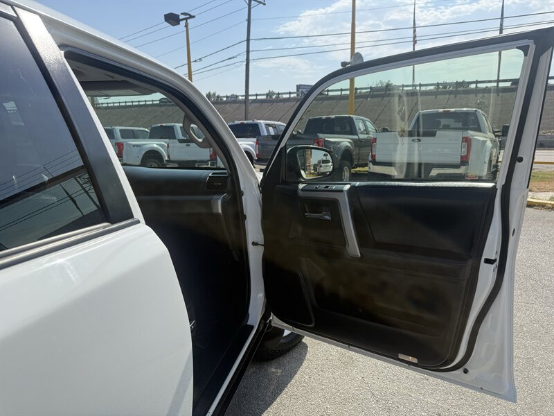 2014 Toyota 4Runner SR5 - Photo 16 - Arlington, TX 76011