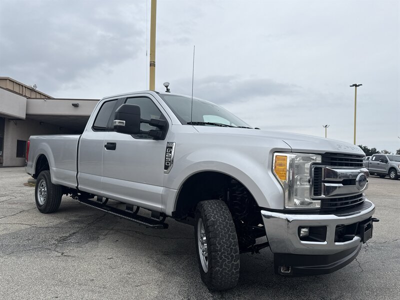 2017 Ford F-250 XLT   - Photo 3 - Arlington, TX 76011