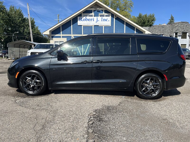 2018 Chrysler Pacifica Touring L Plus   - Photo 1 - Mount Clemens, MI 48043