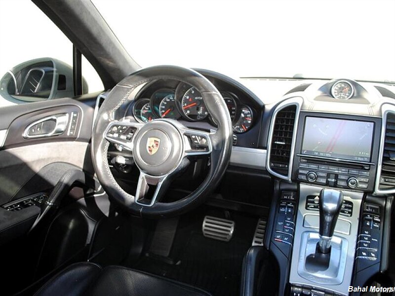 2016 Porsche Cayenne GTS photo 16