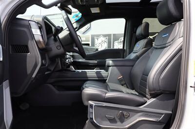 2026 Ford F-450 Super Duty PLATINUM DRW  AVALANCHE GREY LVLED ON 22 " RISM 37 " TIRES LOADED - Photo 18 - Gresham, OR 97030