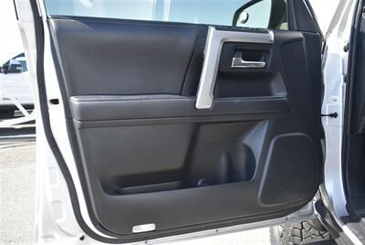 2018 Toyota 4Runner SR5 Premium  ROOF RACK 4X4 CLEAN TITEL - Photo 11 - Gresham, OR 97030