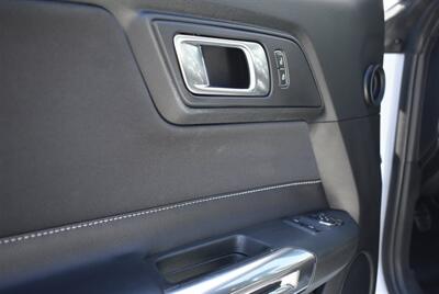 2022 Ford Mustang GT  WHITE ON BLACK 6 SPEED - Photo 12 - Gresham, OR 97030