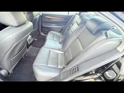 2015 Lexus ES300h Premium   - Photo 29 - Dedham, MA 02026
