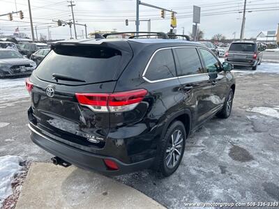 2017 Toyota Highlander XLE   - Photo 6 - Seekonk, MA 02771