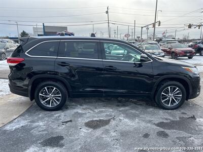 2017 Toyota Highlander XLE   - Photo 7 - Seekonk, MA 02771