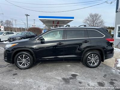 2017 Toyota Highlander XLE   - Photo 3 - Seekonk, MA 02771