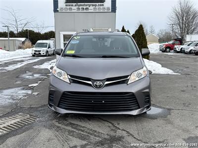 2018 Toyota Sienna LE 8-Passenger   - Photo 2 - Seekonk, MA 02771