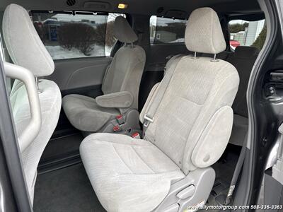 2018 Toyota Sienna LE 8-Passenger   - Photo 12 - Seekonk, MA 02771
