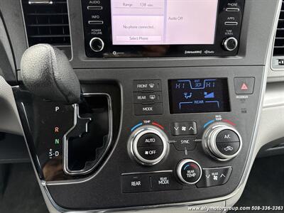 2018 Toyota Sienna LE 8-Passenger   - Photo 18 - Seekonk, MA 02771