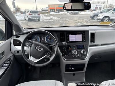2018 Toyota Sienna LE 8-Passenger   - Photo 14 - Seekonk, MA 02771