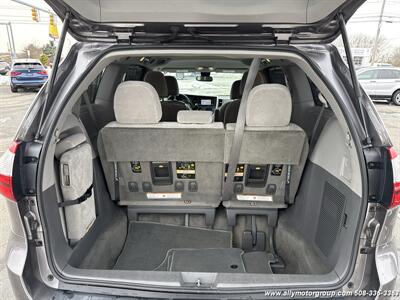 2018 Toyota Sienna LE 8-Passenger   - Photo 10 - Seekonk, MA 02771