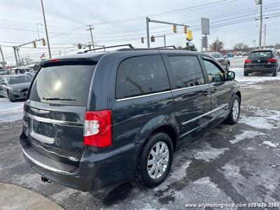 2014 Chrysler Town and Country Touring   - Photo 6 - Seekonk, MA 02771