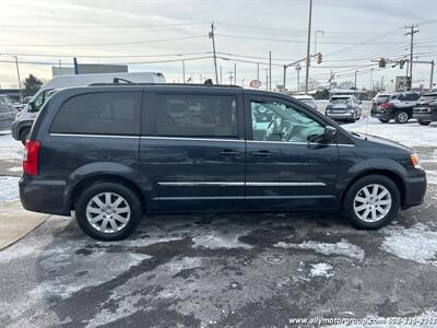 2014 Chrysler Town and Country Touring   - Photo 7 - Seekonk, MA 02771