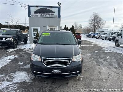 2014 Chrysler Town and Country Touring   - Photo 8 - Seekonk, MA 02771