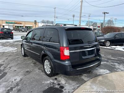 2014 Chrysler Town and Country Touring   - Photo 4 - Seekonk, MA 02771