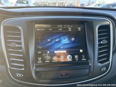 2017 Chrysler 200 Limited Platinum   - Photo 19 - Seekonk, MA 02771