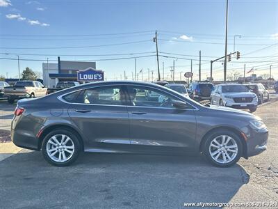 2017 Chrysler 200 Limited Platinum   - Photo 4 - Seekonk, MA 02771