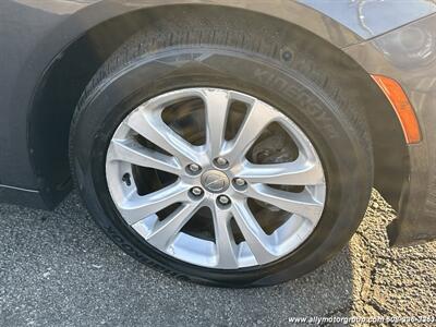 2017 Chrysler 200 Limited Platinum   - Photo 11 - Seekonk, MA 02771