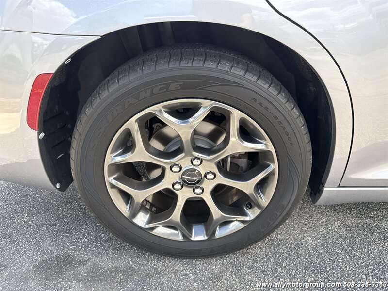 2017 Chrysler 300 S - Photo 11 - Seekonk, MA 02771