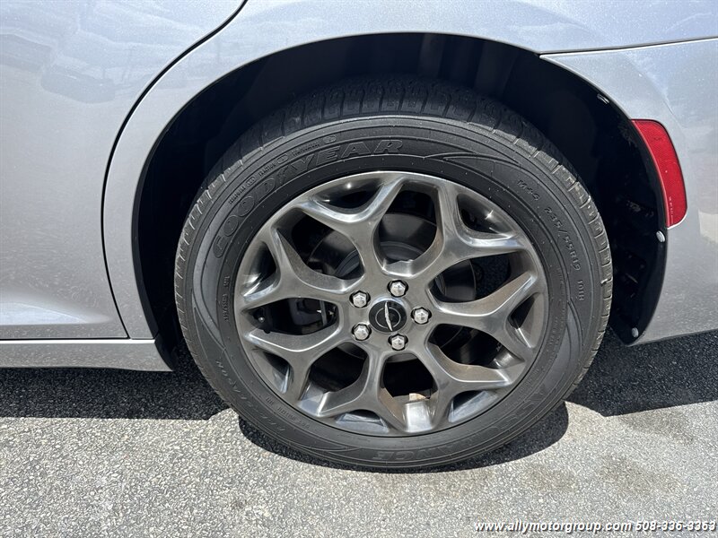 2017 Chrysler 300 S - Photo 10 - Seekonk, MA 02771