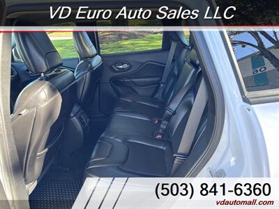 2019 Jeep Cherokee Latitude Plus  4X4 CLEAN TITLE! - Photo 18 - Portland, OR 97218